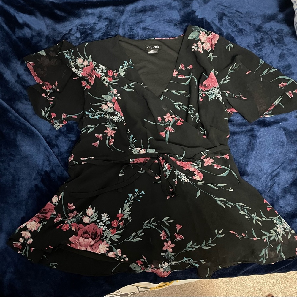 City chic black flower top - size 18